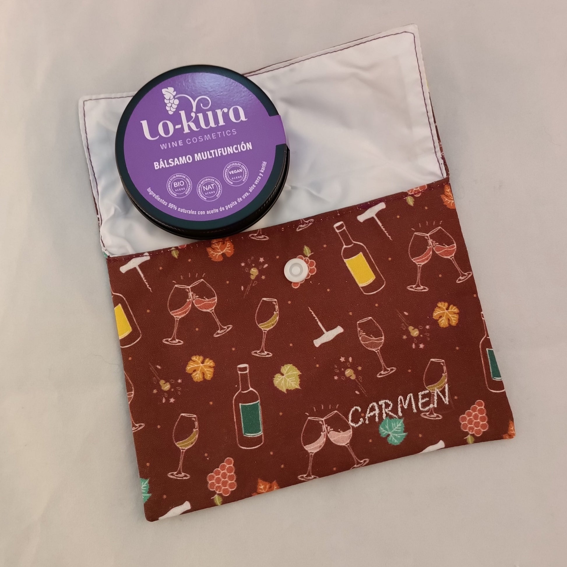 neceser impermeabilizado hecho a mano con estampado para winelovers y bálsamo multifunción para pieles sensibles con paleta de aplicación de bambú 