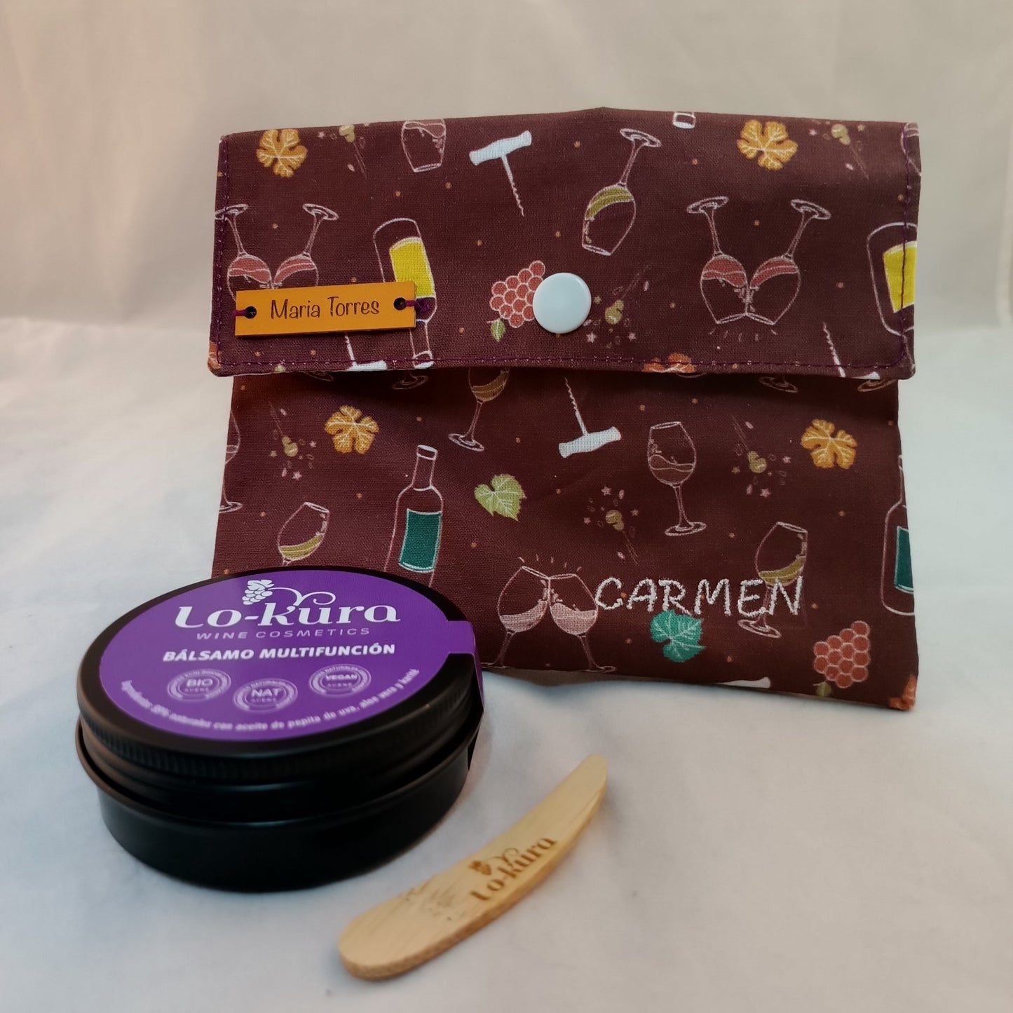 neceser impermeabilizado hecho a mano con estampado para winelovers y bálsamo multifunción para pieles sensibles con paleta de aplicación de bambú 